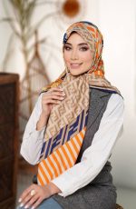 روسری رنگی طرح دار ابریشم تویل کد 1840 - Image 3